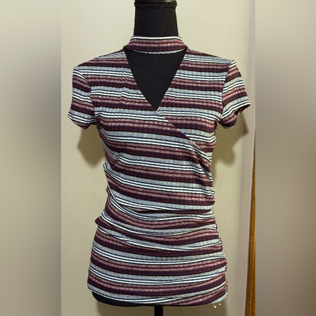 Ruched V Neck Knit Top With Neck Accent. Size M.